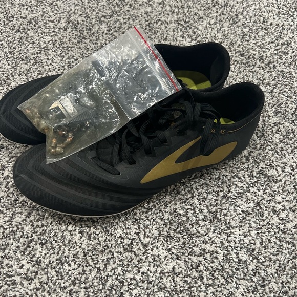 Brooks sprinting spikes. Good condition (Price can be negotiable) - Picture 1 of 5